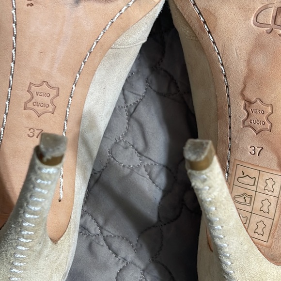 Alice & Olivia Cream Kid Suede Pumps sz 37 - Picture 7 of 9